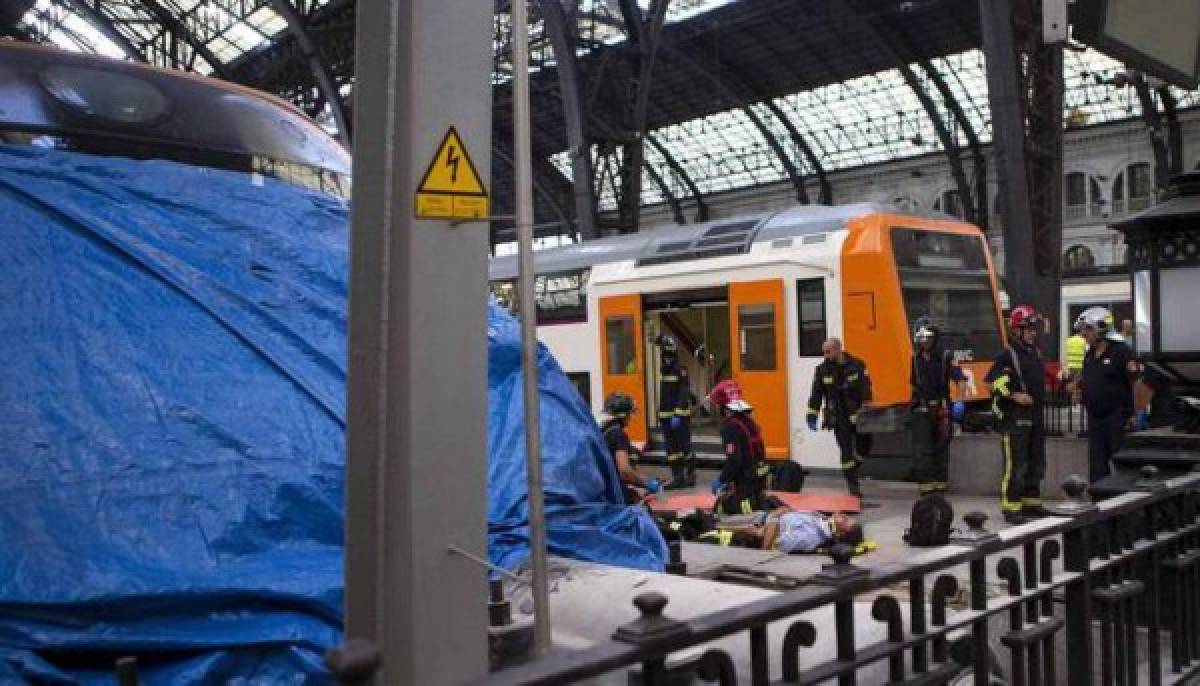 El accidente de un tren de cercanías en Barcelona deja 56 heridos, uno grave