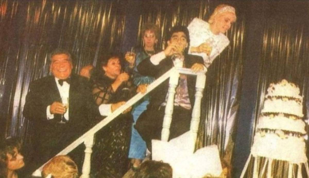 Salen a la luz fotos de la extravagante boda de Maradona y su primera esposa Claudia Villafañe