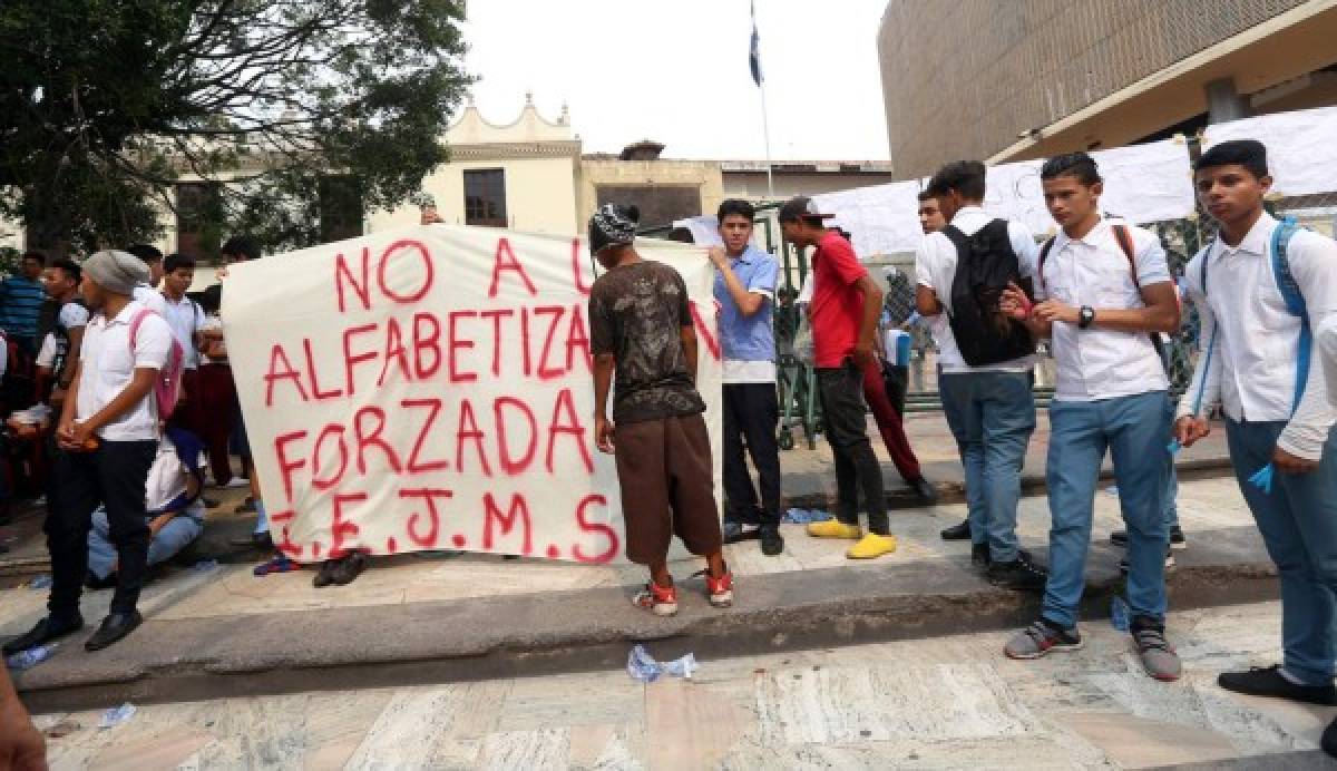 Ministro de Educación cede a realizar otras actividades por la alfabetización