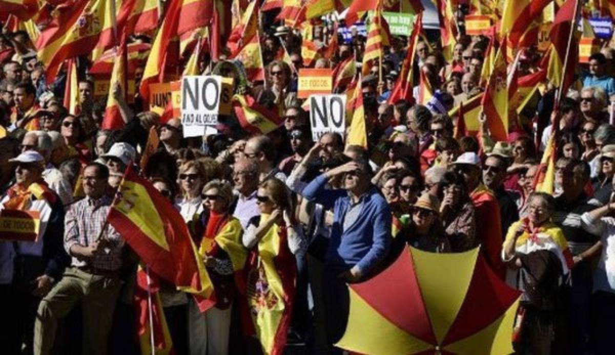 Miles de personas se manifiestan en Madrid contra la secesión de Cataluña