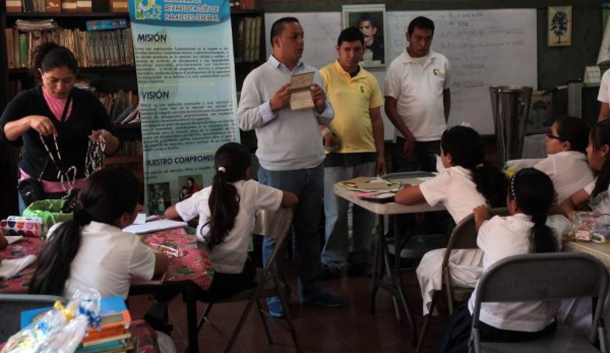 Alumnos aprenden a reciclar papel