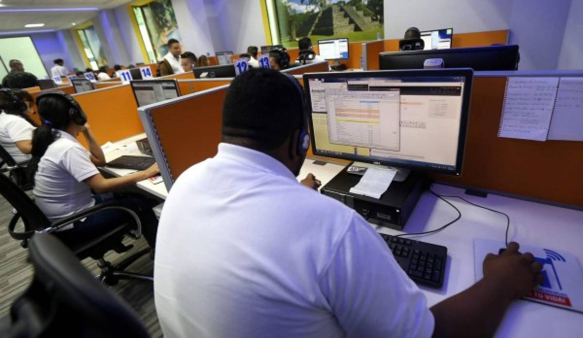 Son 50 personas por cada uno de los tres turnos quienes trabajan en el call center del 911.