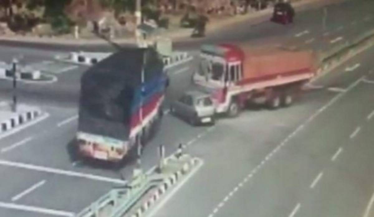 Impresionante accidente: Dos camiones aplastan a auto particular