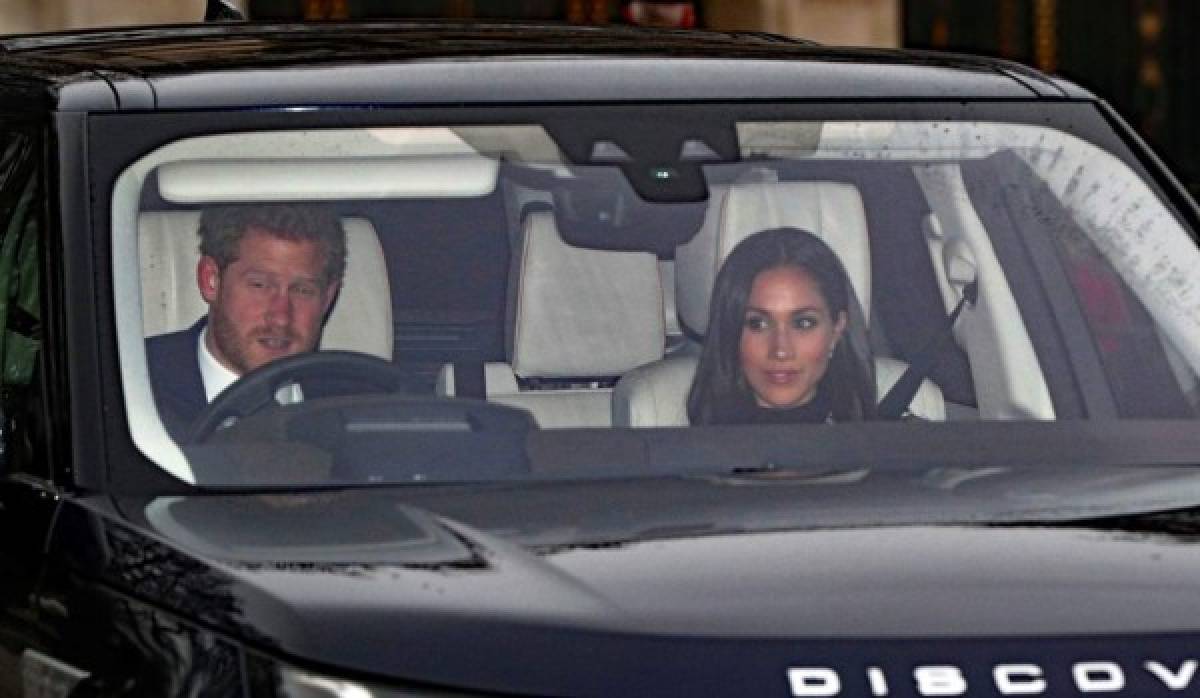 El príncipe Harry del Reino Unido y Meghan Markle llegan a la tradicional comida navideña celebrada en el Palacio de Buckingham. Foto AP
