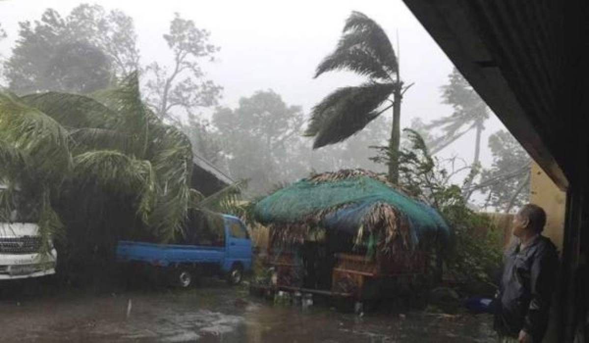 Decenas de miles de filipinos huyen del tifón de Navidad  