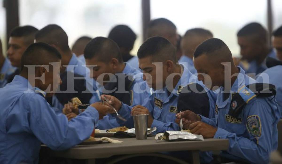 A las 11:30 AM, los grupos que estén desocupados pueden pasar al comedor para ingerir sus alimentos, todo elaborado con las medidas sanitarias del caso. Fotos: Alex Pérez / EL HERALDO.