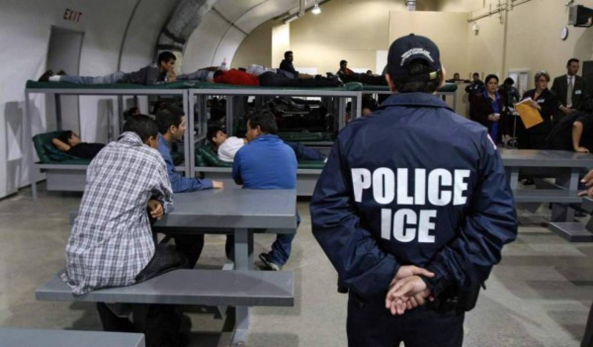 Vecindario estadounidense enfrenta a agentes de migración para que no arresten a un indocumentado