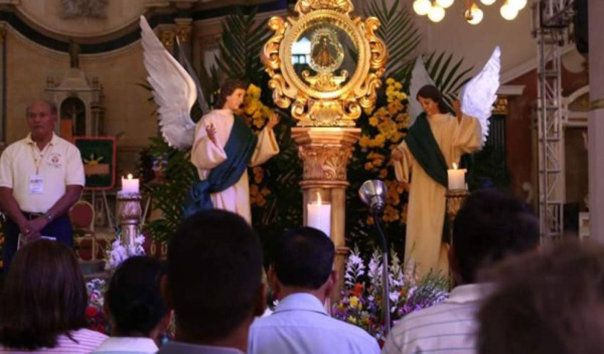Honduras: Devotas cambian el ropaje que posee la Virgen de Suyapa