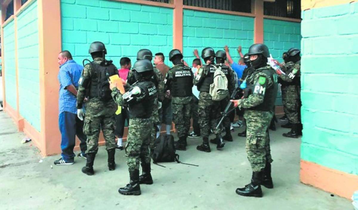 Los integrantes de la MS-13 fueron requisados por los efectivos militares para evitar que llevaran armas.