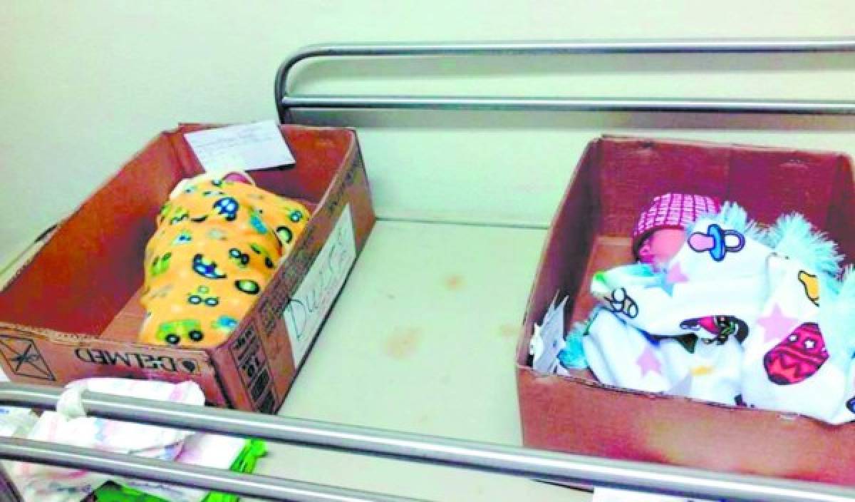 Colocan a dos niños en cajas y les toman fotos