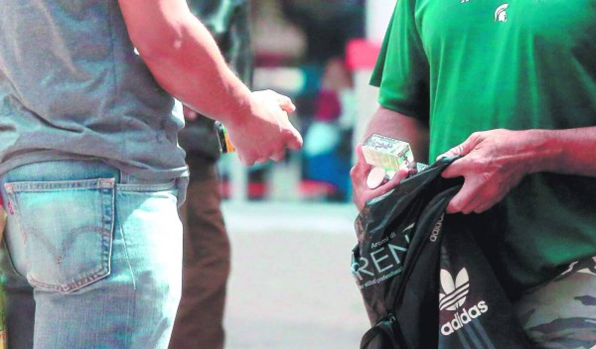 Momento en el que un miembro de una regional de la Federación de Fisicoculturismo le vendía los esteroides a un deportista en la Plaza Cívica de la capital.