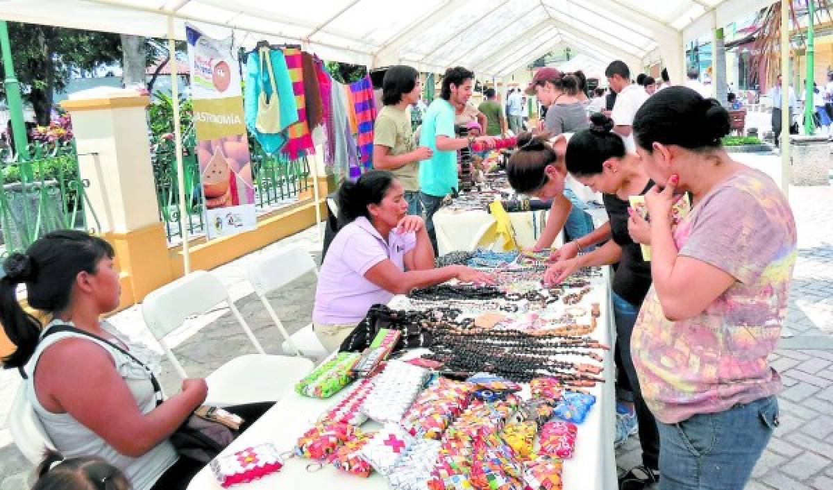 Exponen productos lencas en festival centroamericano