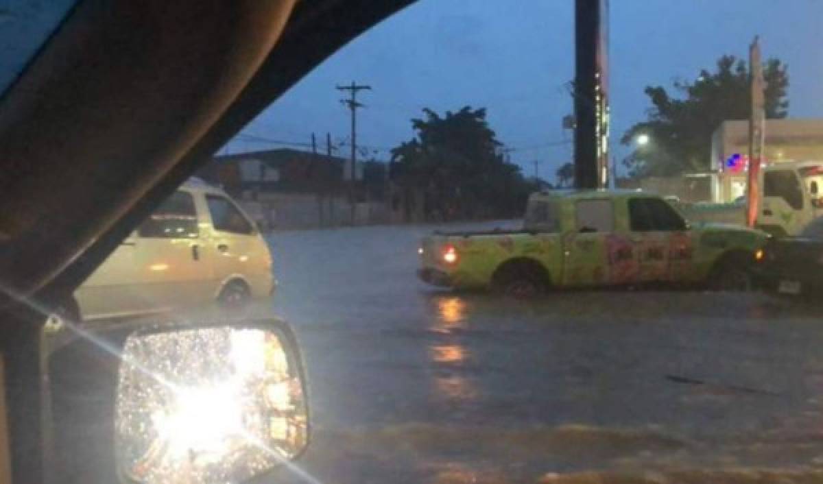 Lluvias dejan inundaciones y provocan caída de un enorme rótulo en San Pedro Sula
