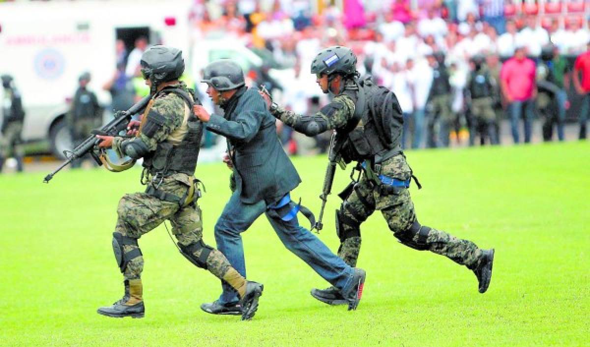 Espectacular demostración militar en fiestas cívicas