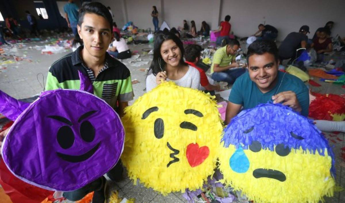 Los emojis de las redes sociales fueron parte de los diseños presentes en el taller de piñatas.