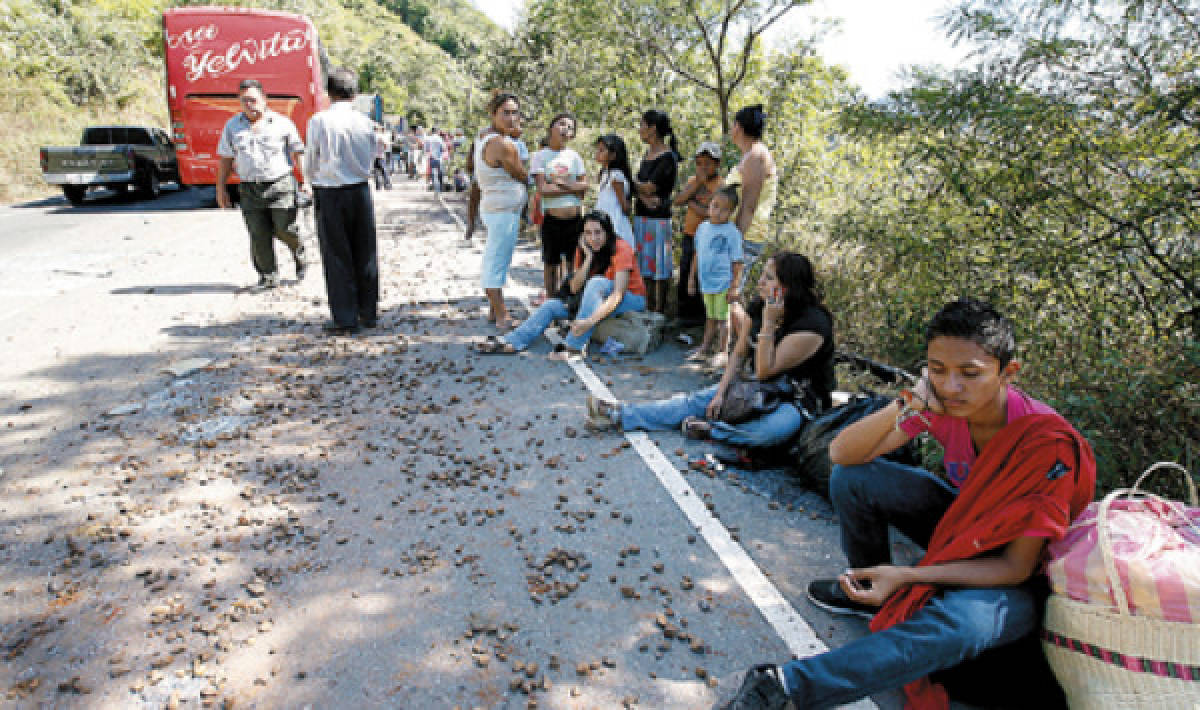 Un muerto y 15 heridos deja fatal accidente en el sur