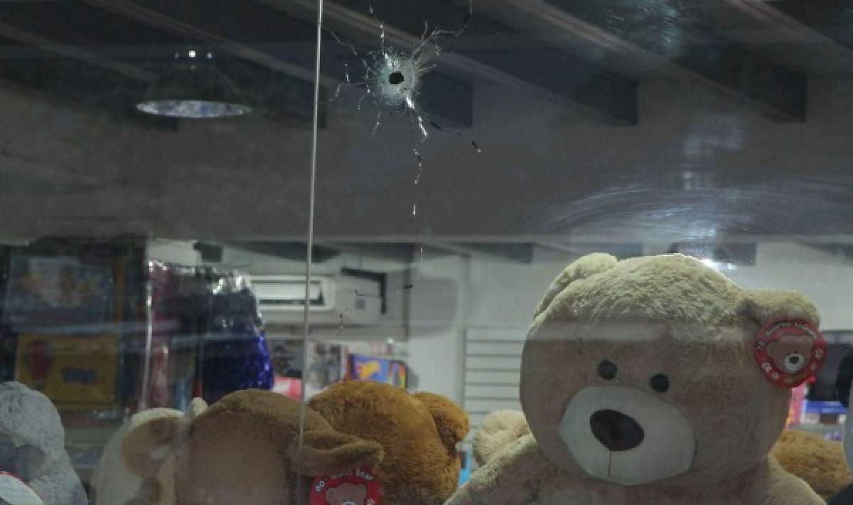 El negocio de juguetes 'Fabryka' quedó afectado también por los impactos de bala (Fotos: EL HERALDO Honduras / Noticias EL HERALDO / Sucesos de Honduras / EL HERALDO)
