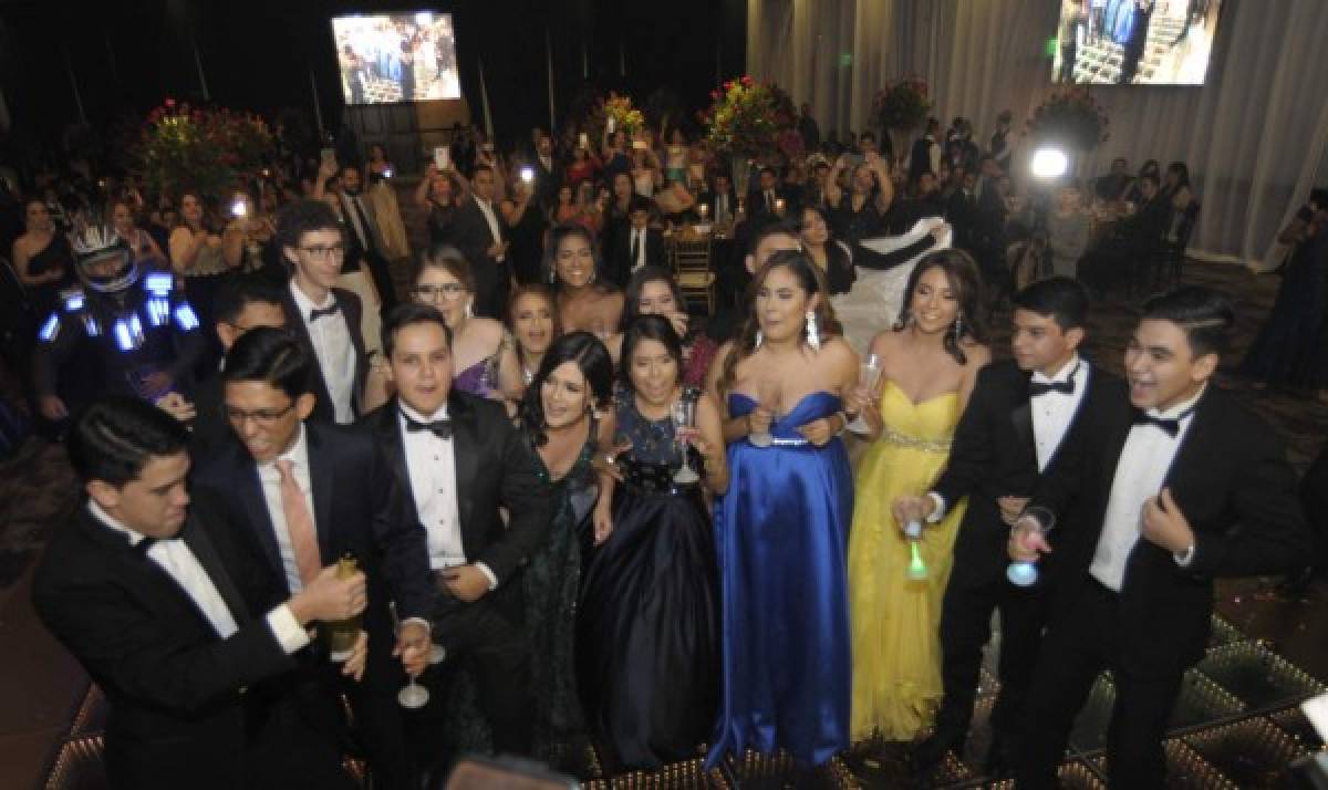 Summer Hill School despide a seniors con un ambiente lleno de glamur y alfombra roja