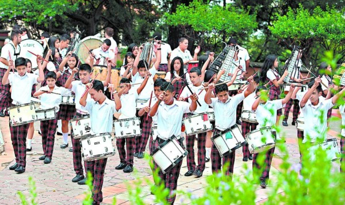 Institutos desfilarán con solo un pelotón