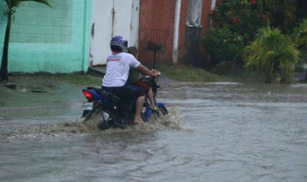Fuertas lluvias dejan calles inundadas en el norte de Honduras