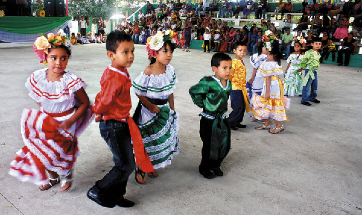 Realizan competencia de baile autóctono