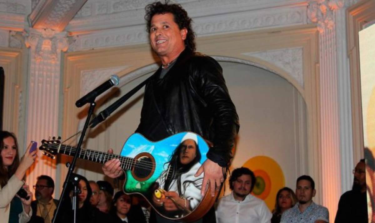 Carlos Vive sufre caída durante un concierto en Bolivia