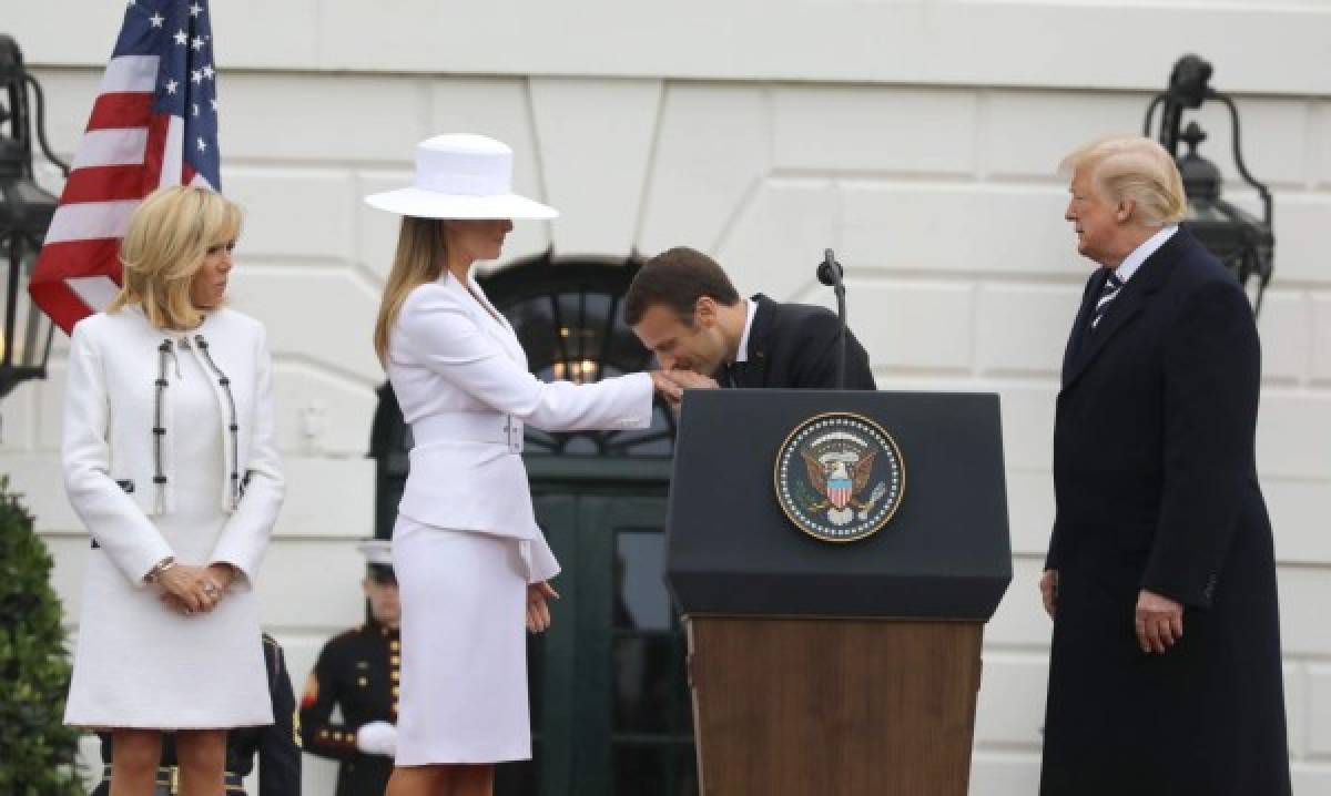 El atento saludo de Macron con Melania Trump y el cariñoso beso a su esposa