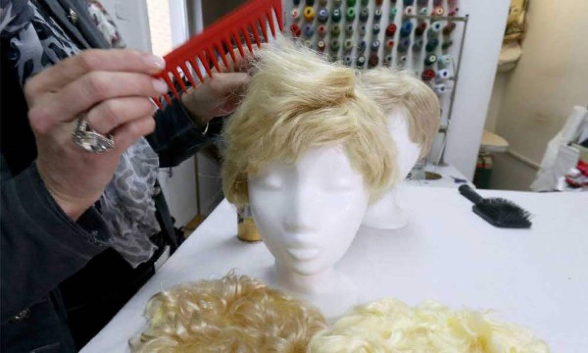 Gran demanda de pelucas de Trump para carnaval en Austria 