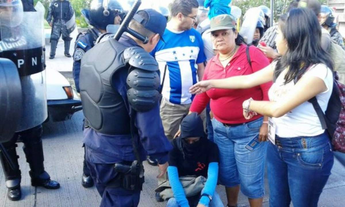 Policía desaloja a manifestantes frente a la UNAH