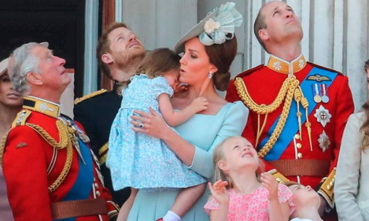 Kate, duquesa de Cambridge, y la princesa Charlotte protagonizan el momento más tierno del 'Trooping the Colour'