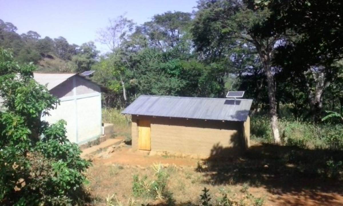 Mujeres capacitadas en India fabrican paneles solares en el sur