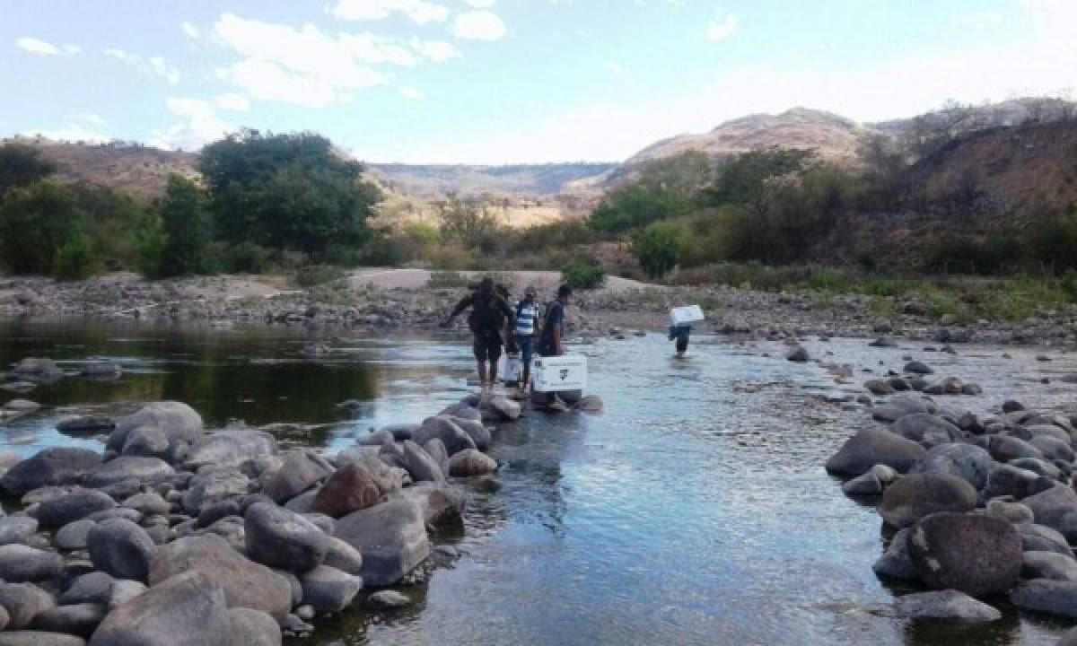 En esta comunidad el único paso es a través del río, donde los uniformados hacen malabares para pasar las maletas electorales (Foto: El Heraldo Honduras/ Noticias de Honduras)