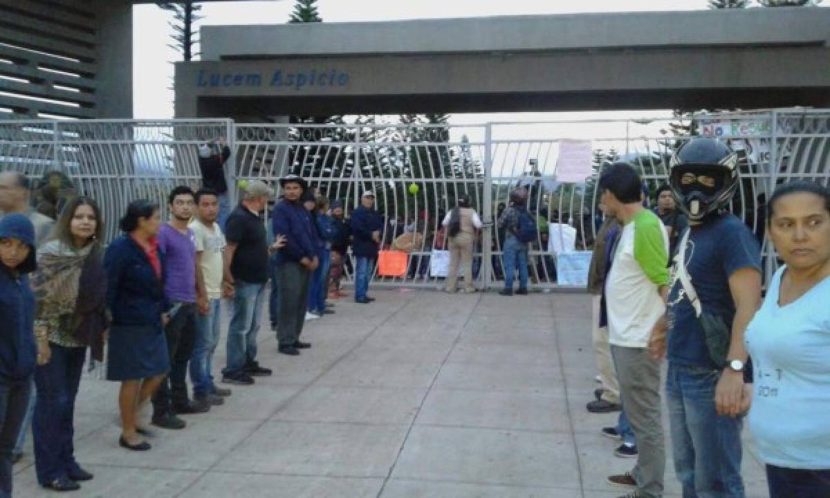 Estudiantes desalojan de forma pacífica la UNAH en Tegucigalpa