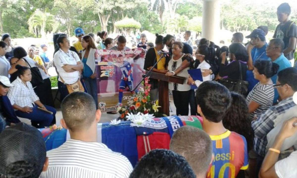 Último adiós al futbolista hondureño Arnold Peralta