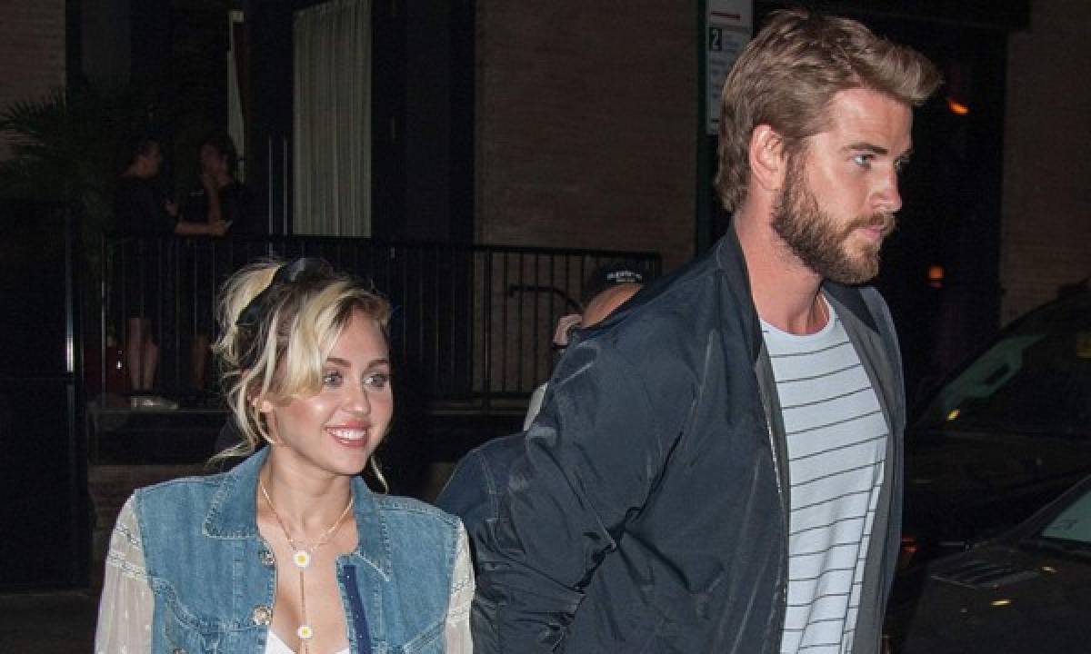 Miley y su novio Liam Hemsworth llevan alegría a varios niños de un hospital