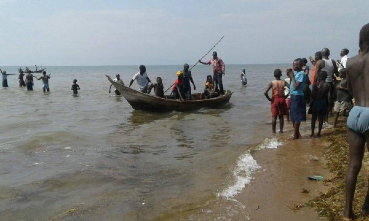 Equipo de fútbol y aficionados mueren en un naufragio en Uganda