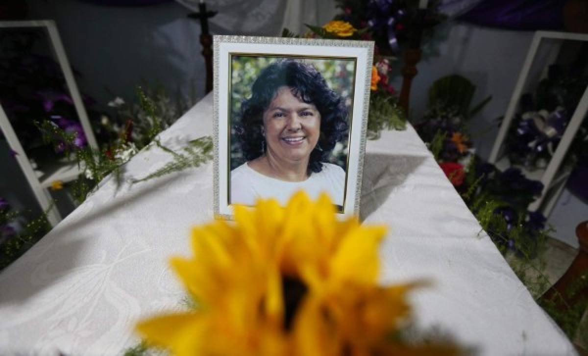 Entierran los restos de la líder indígena Berta Cáceres