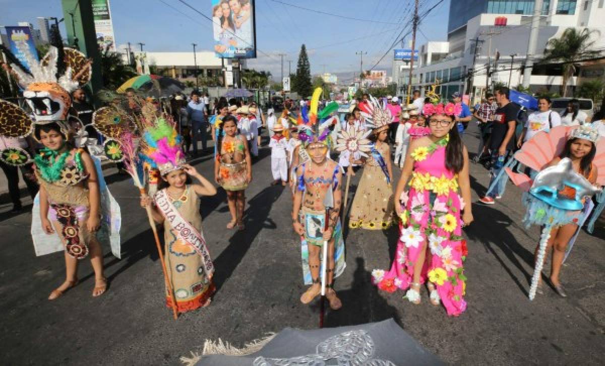 Escolares dan un colorido y fervoroso saludo a la Patria