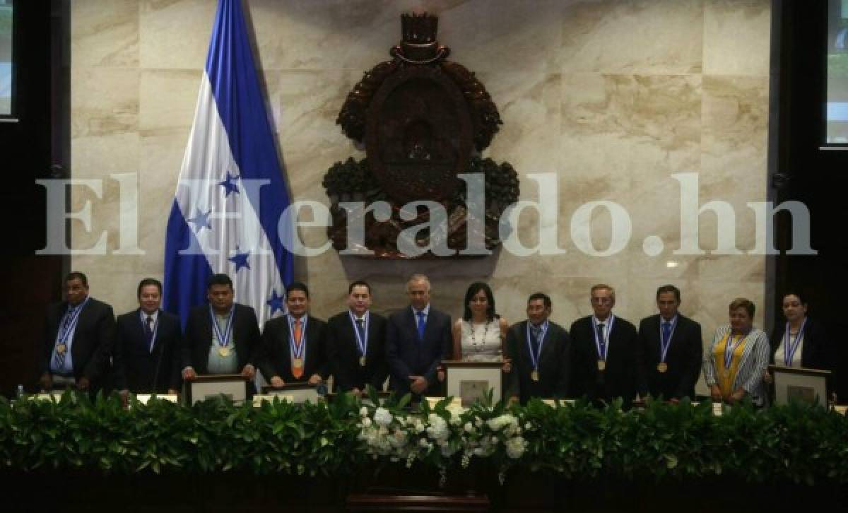 Honduras: Entregan reconocimientos a periodistas en el Congreso Nacional