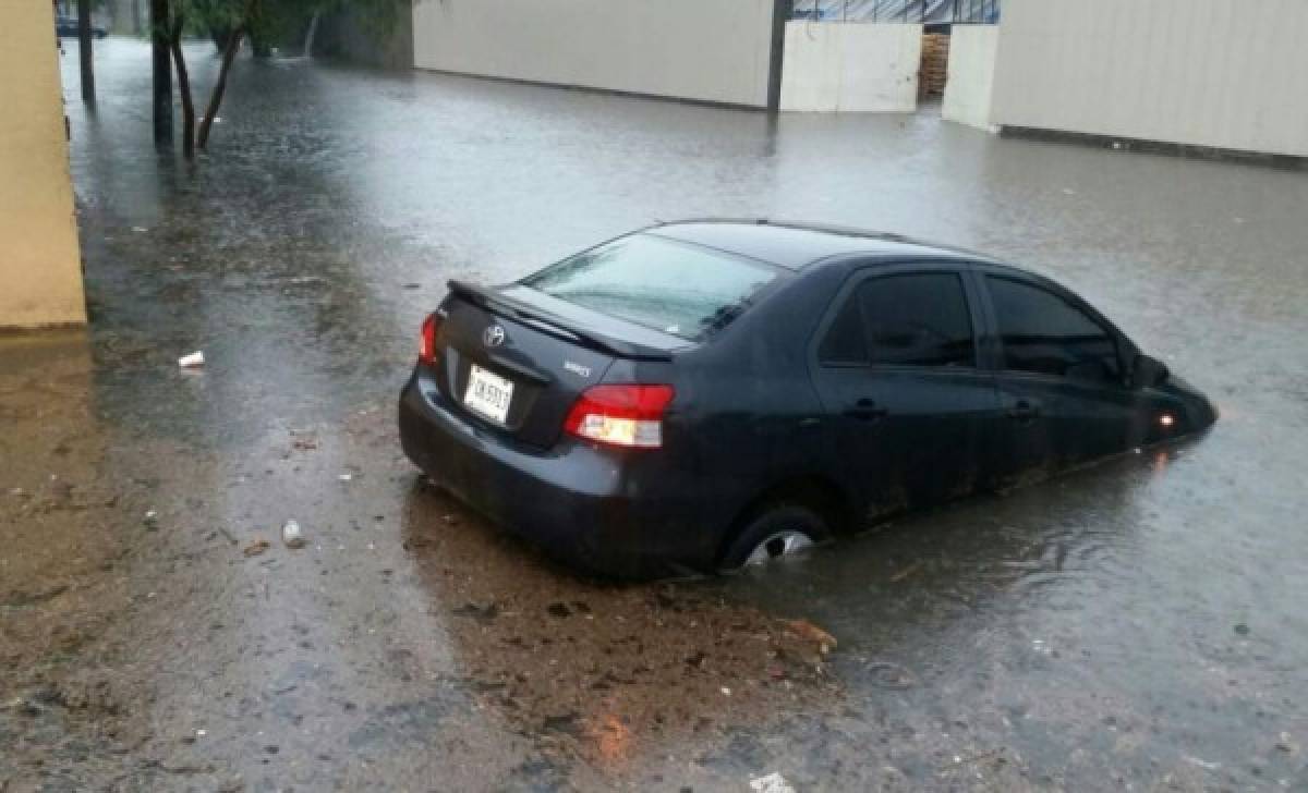 Fuertas lluvias dejan calles inundadas en el norte de Honduras