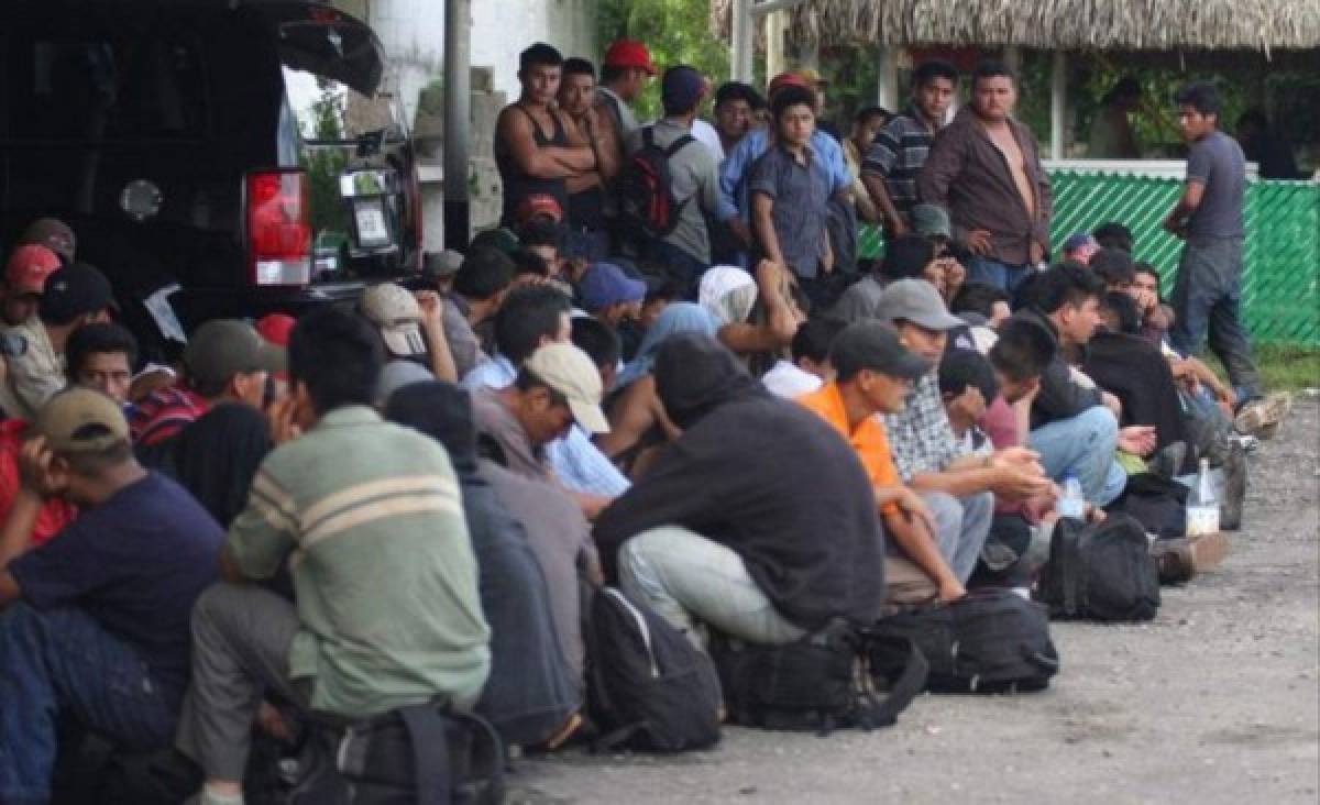 Rescatan a 110 indocumentados en tráiler accidentado en México