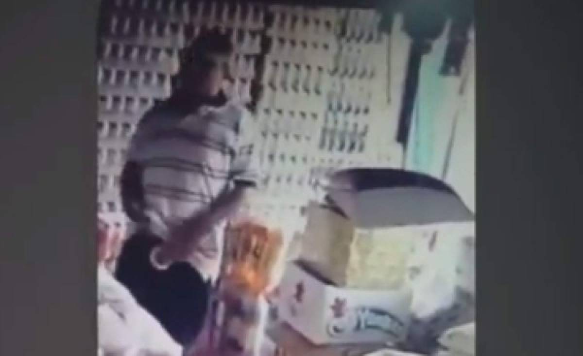 Dos hombres entran a asaltar una tienda de abarrotería en Comayagua