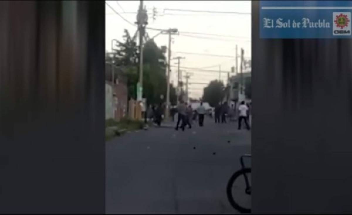 Los pandilleros se tomaron una calle completa para arreglar sus indiferencias con una lluvia de pedradas.