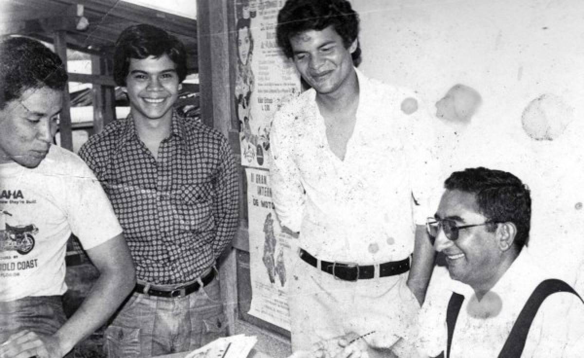 Emilio Fonseca con algunos amigos, entre ellos Ricardo Cardona, ahora funcionario.