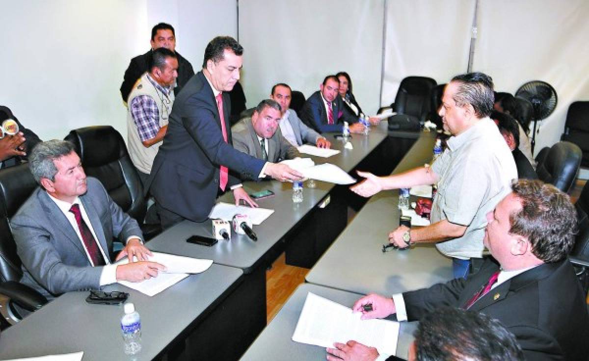 Honduras: Diputados del Partido Liberal presentan denuncia al TSE