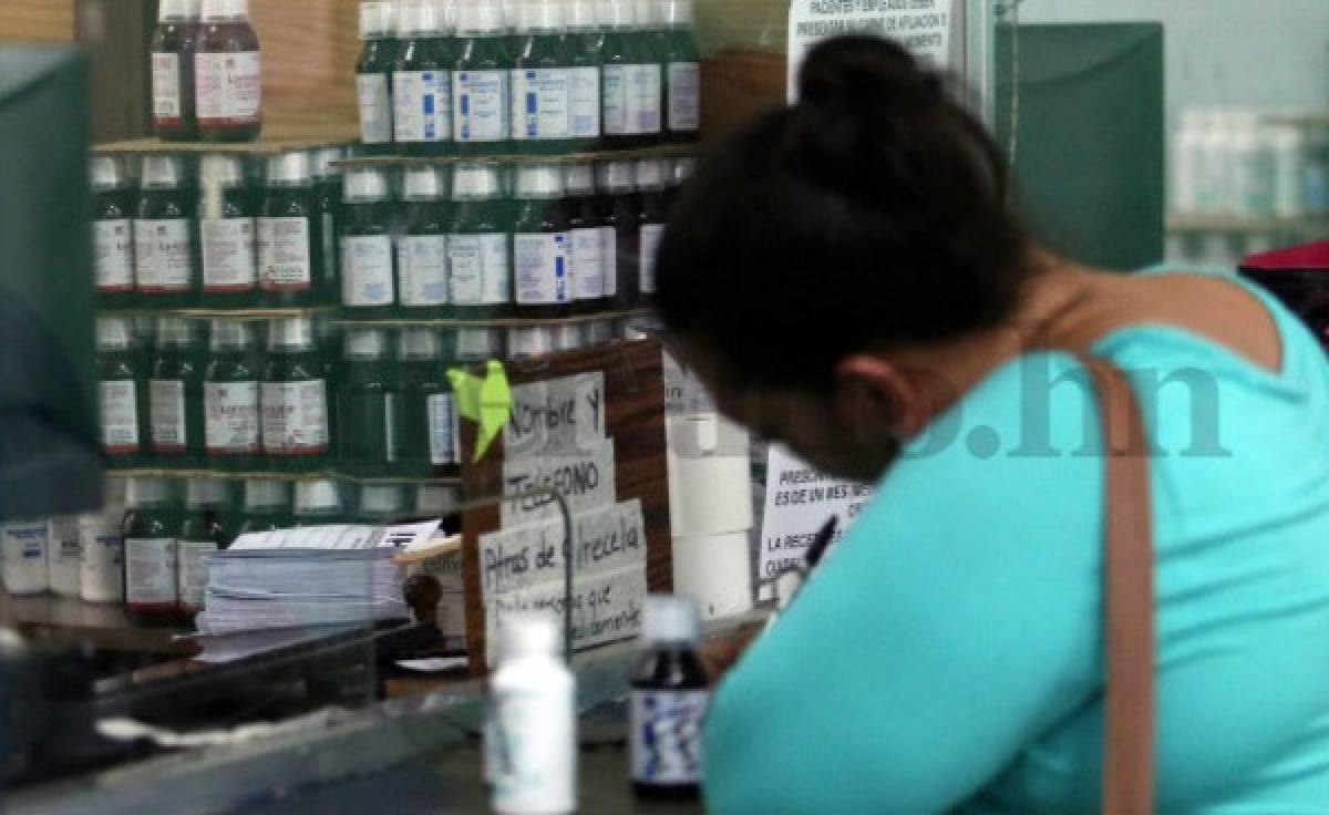 La farmacia no cuenta con suficientes ventanillas, lo que retrasa el proceso.