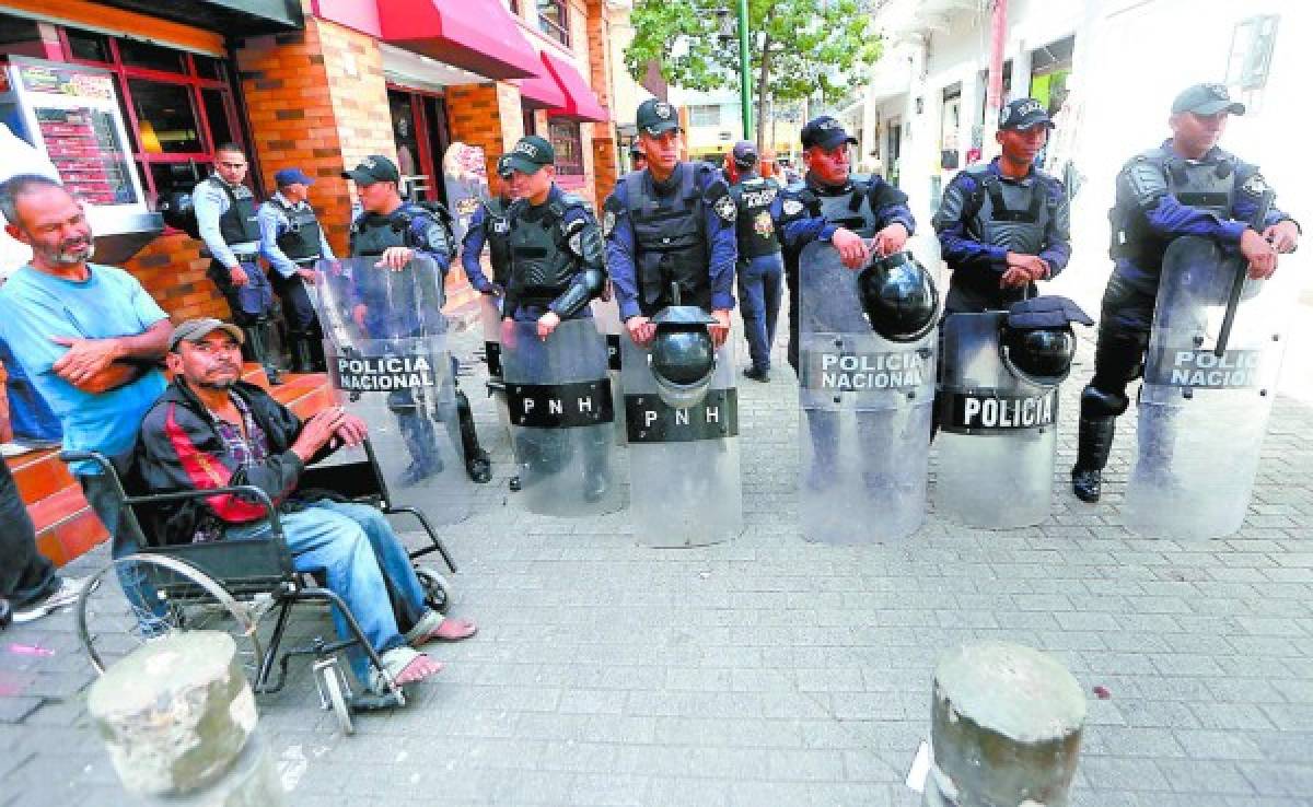 Los accesos a la peatonal permanecen vigilados por los elementos de seguridad.