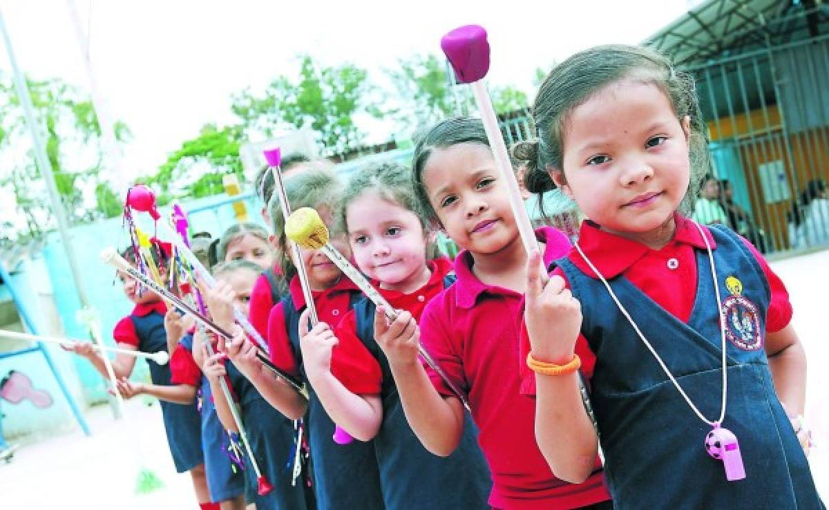 Niños de kínder, los primeros en rendir tributo a la patria