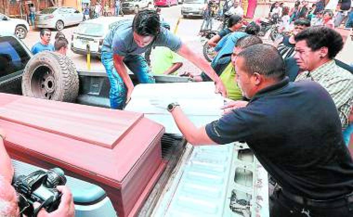 Sin piedad y escudÃ¡ndose en la oscuridad de la noche, dos sicarios le quitaron la vida a una fÃ©mina y a su nieto de cinco meses este jueves en la capital. El hecho se registrÃ³ en los linderos del cerro Juana LaÃ­nez,en una franja de viviendas invadidas por varias familiasdesde hace algunas dÃ©cadas. Eran aproximadamente las8:45 de la noche cuando una rÃ¡faga de disparos irrumpiÃ³ la tranquilidad del momento en aquel sector de la ciudad