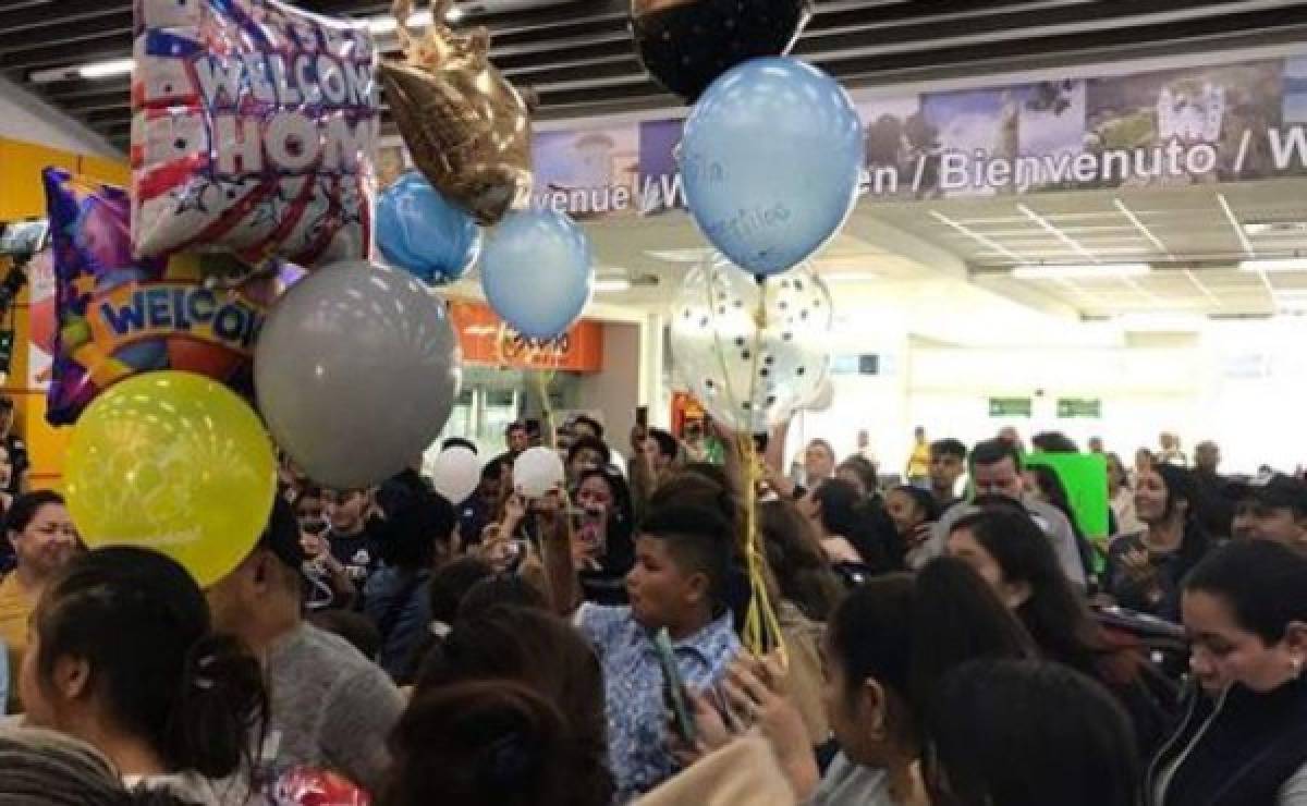 Con globos, flores y gritos reciben a Angie Flores en San Pedro Sula